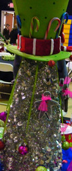 Closeup_of_hat_medium