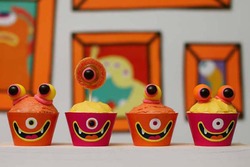 9_dessert_table_cupcakes_medium
