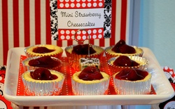 Olivia_the_pig_mini_strawberry_cheesecakes_medium