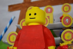 Legoguyparty_medium