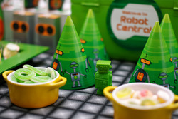 Robot_candy_dessert_table_centre_close_medium