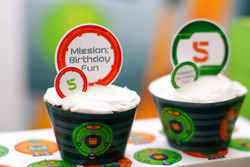 Robot_party_dessert_table_cupcakes_medium