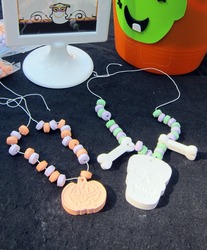 Beads_activity_table_4_-_close_up_medium