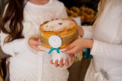 Holding_apple_pie_oh_sweet_mum_medium