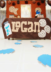 Cookie_20monster_20table_20and_20blue_20feet_medium