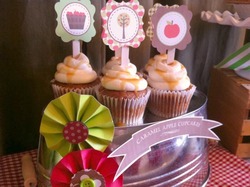 Caramel_apple_cupcakes_display_medium