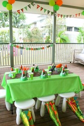 Dino_table_and_decorations_medium