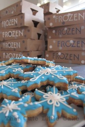 Frozen_movie_night_party_-_that_cute_little_cake_-1_medium