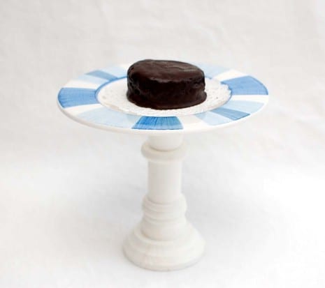 Ceramic plate with a doily and a Ring Ding