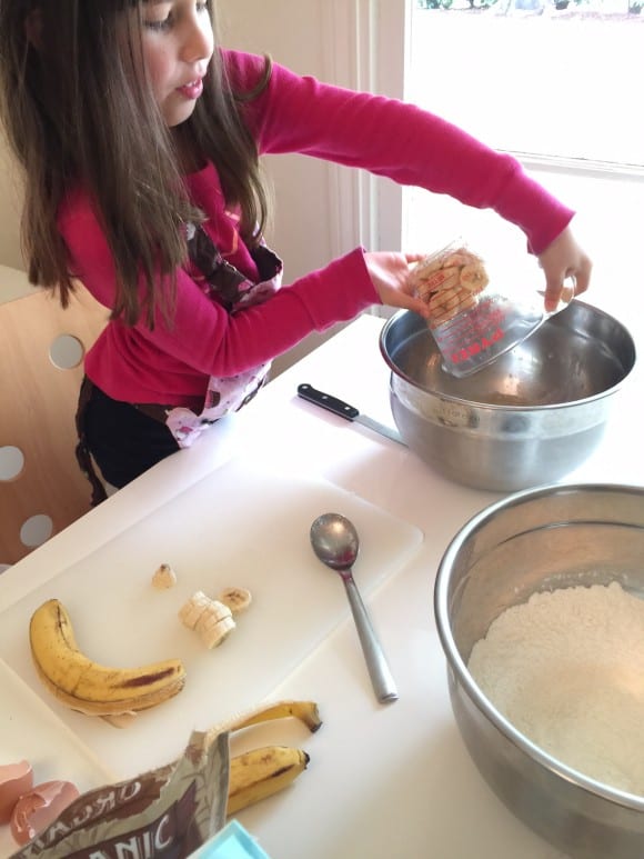 Making chocolate banana brownies | CatchMyParty.com