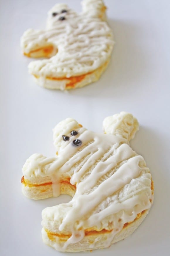 Learn to make these Halloween Pumpkin Pop-Tarts | CatchMyParty.com