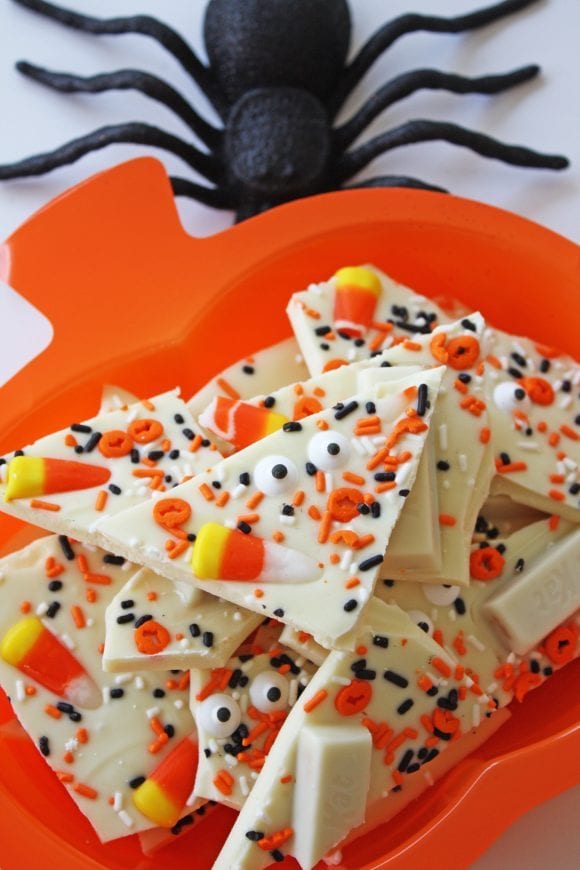 Ghostly Halloween White Chocolate Bark | CatchMyParty.com Ghostly Halloween White Chocolate Bark | CatchMyParty.com