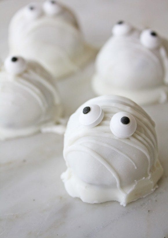 Cookie Dough Mummies I CatchMyParty.com Cookie Dough Mummies I CatchMyParty.com