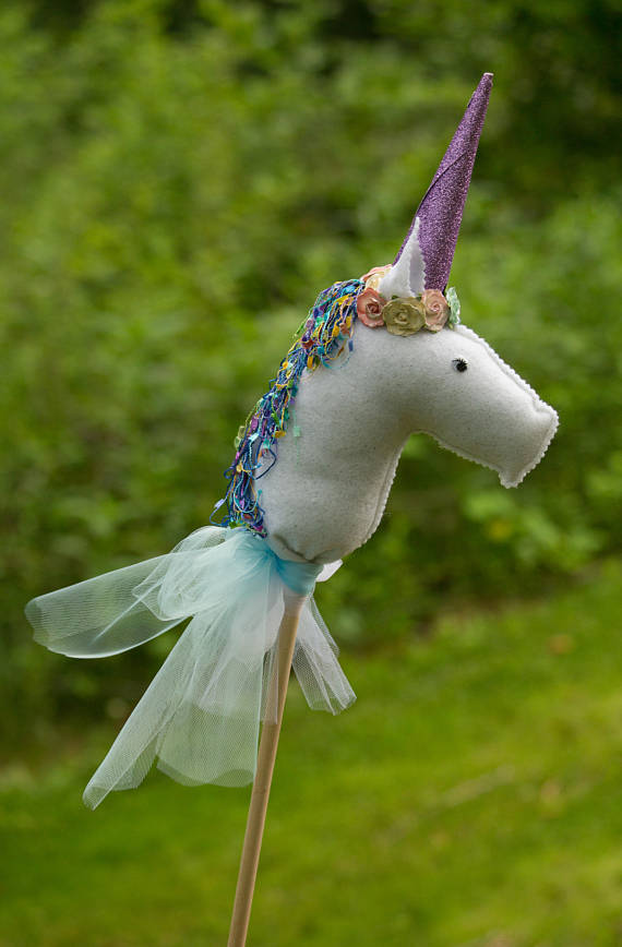 Unicorn on a wooden stick | CatchMyParty.com