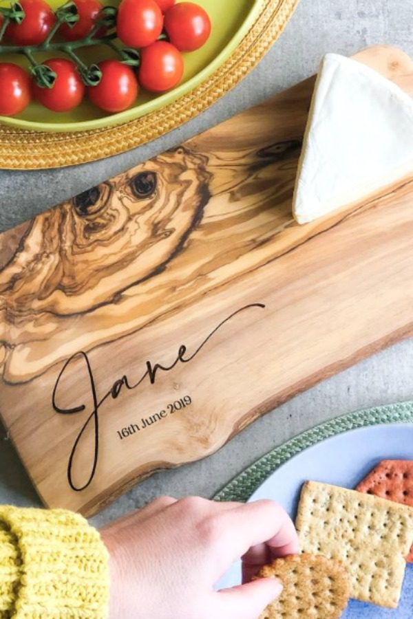 Personalized Wooden Chopping Board Party Favor | CatchMyParty.com Personalized Wooden Chopping Board Party Favor