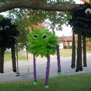 Spider-pom-pom-diy-halloween-320x320