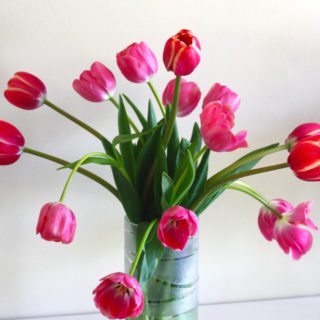 Rubber-band-frosted-vase-diy-title2-320x320