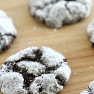 Easy-christmas-chocolate-crinkle-cookie-recipe-7a-320x320