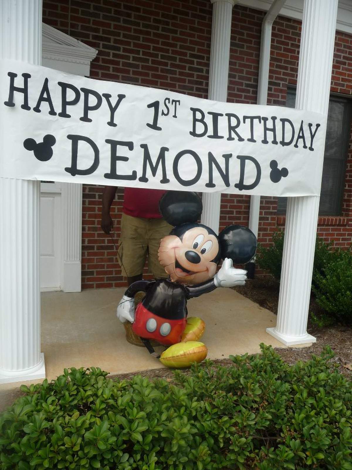 Demonds Indoor Beach Party w/ Mickey - Mickey Mouse