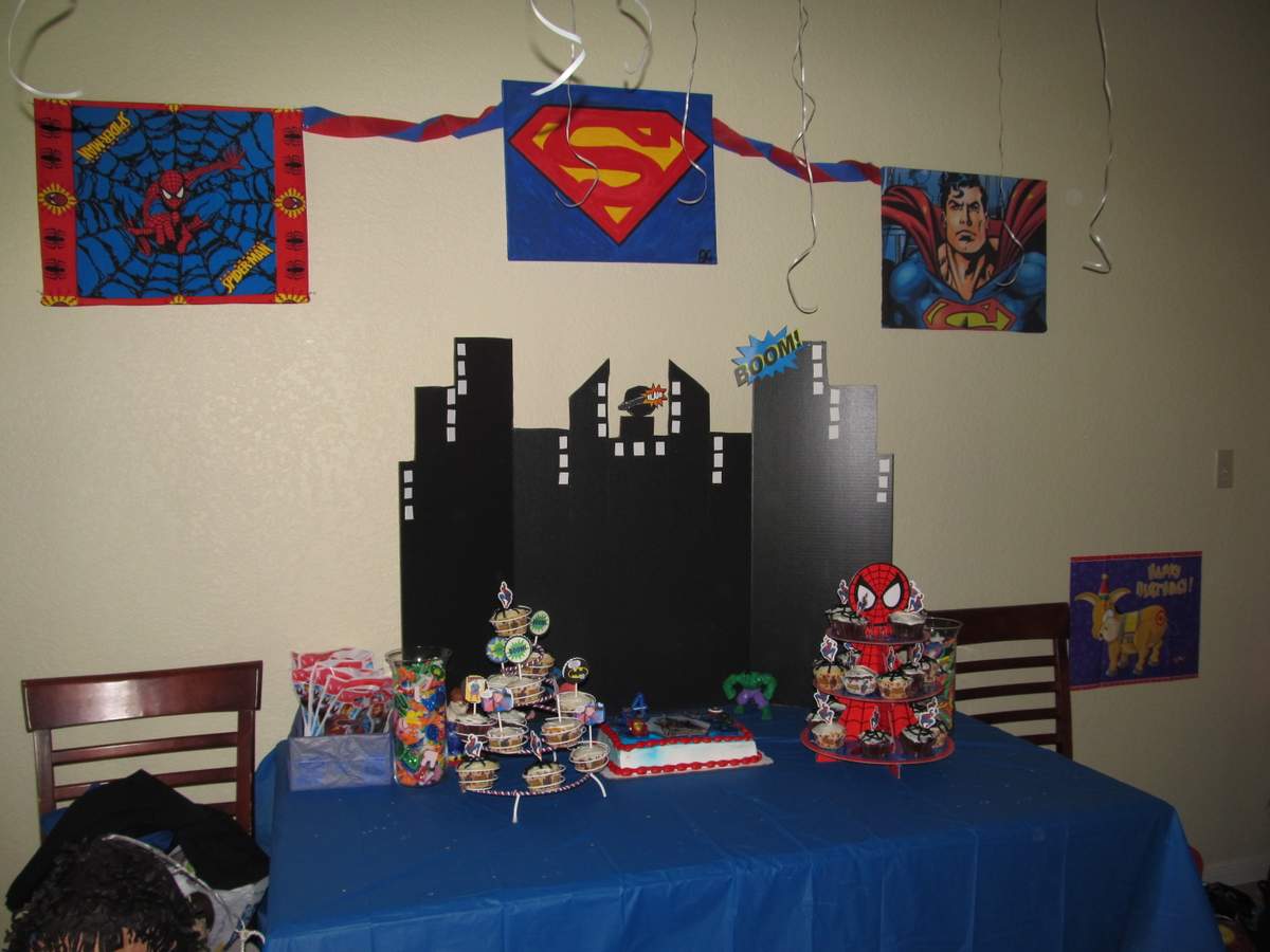 Gavin's 4th b-day Superhero party - Superhero