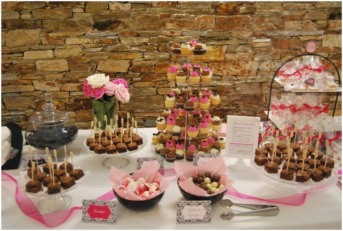 Genma + Marsel wedding in Sada, A Coruña - pink/white/black candy bar