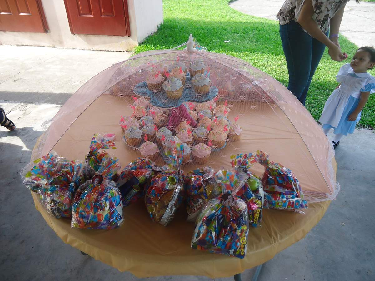PAULINA IS TURNING 2 - Alice in Wonderland