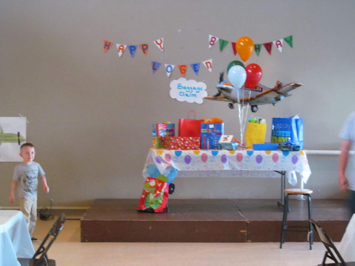 Flying high 5 for Logen's birthday - Disney Planes