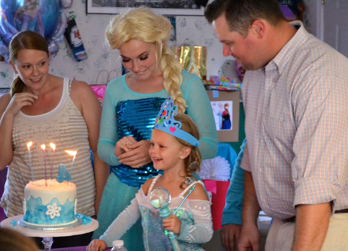 Frozen with Queen Elsa & Princess Anna Birthday Party Ideas Photo 4