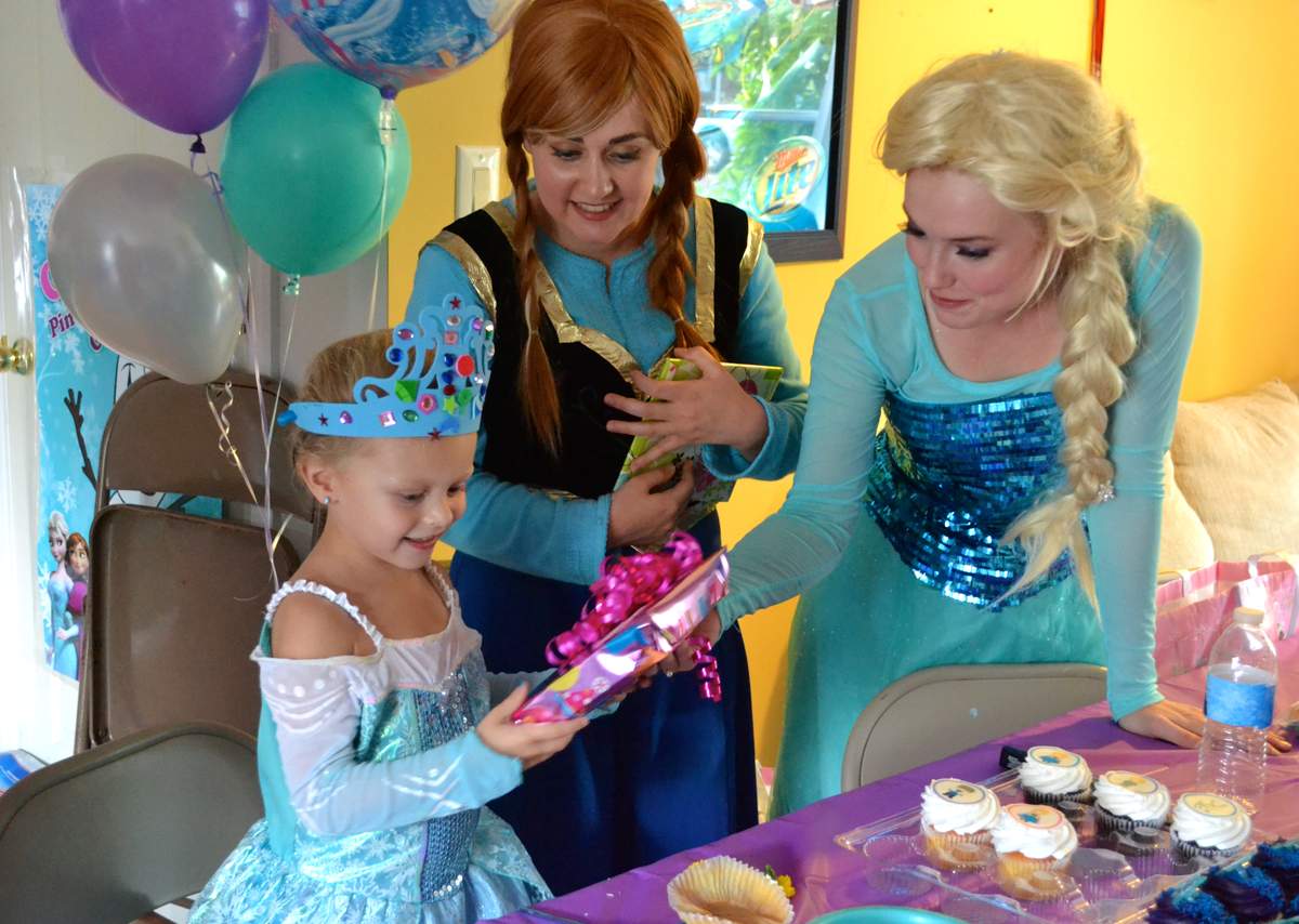 Frozen with Queen Elsa & Princess Anna Birthday Party Ideas Photo 1