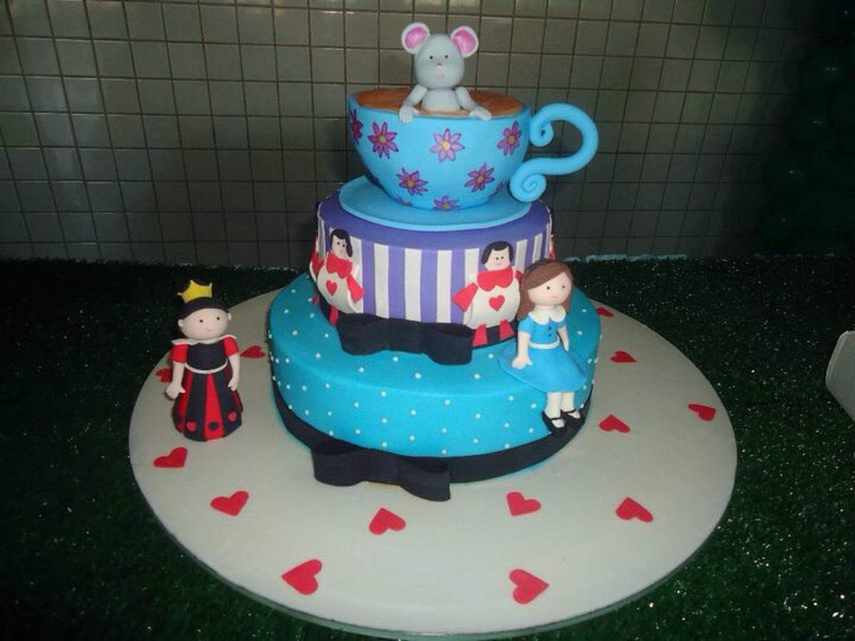 Larissa in Wonderland - Alice in Wonderland