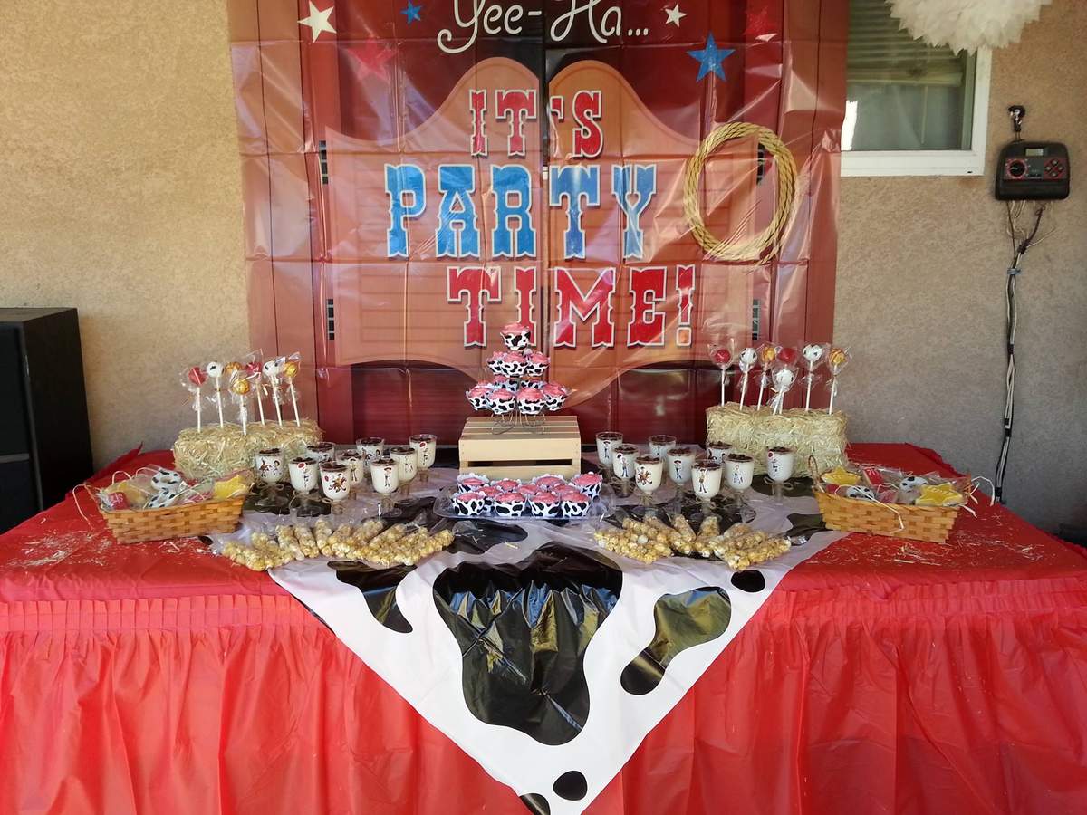 Candy charcuterie board anyone? Yes please !!🤭🙌🏼🍭 #sweettreat  #candyfunhouse #candyboard #thebestdessert, image size:1200x900