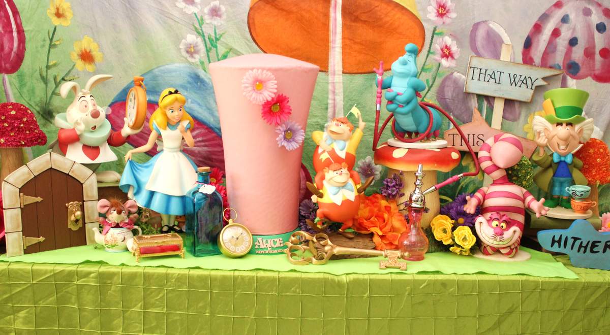 "Dashia turns 3" - Alice in Wonderland