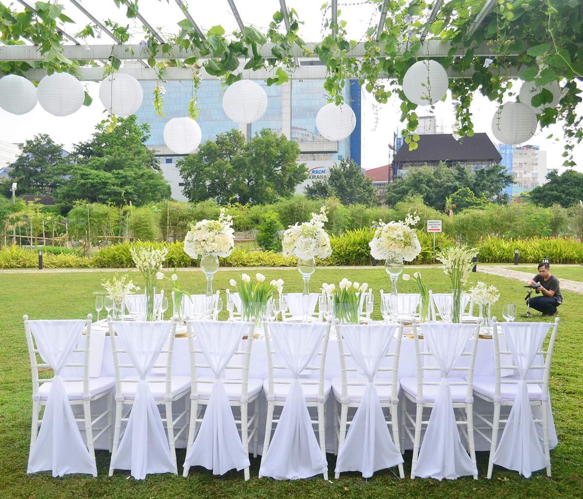 elegant white luncheon - Flowers