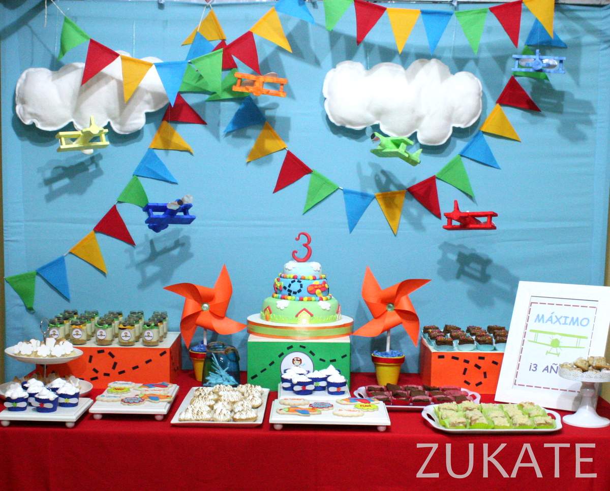 Planes planes planes, full of colour for Máximo! - Máximo turns 3