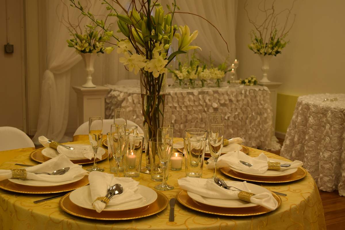 Small romantic wedding - White and gold 