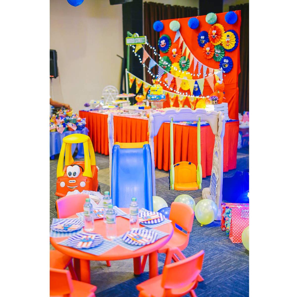 Elmo and friends goes Picnic and play - Elmo and Friends