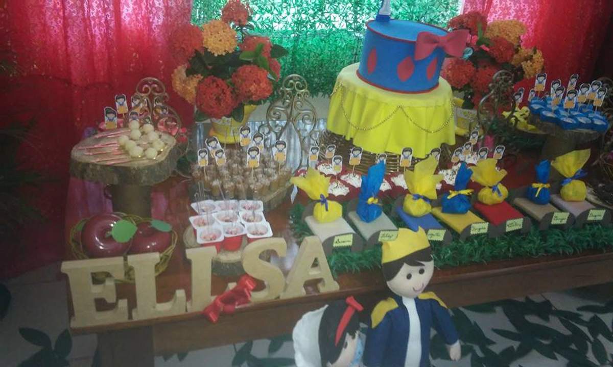 "Espelho meu existe alguém mais linda que a Elisa.... " - Snow White