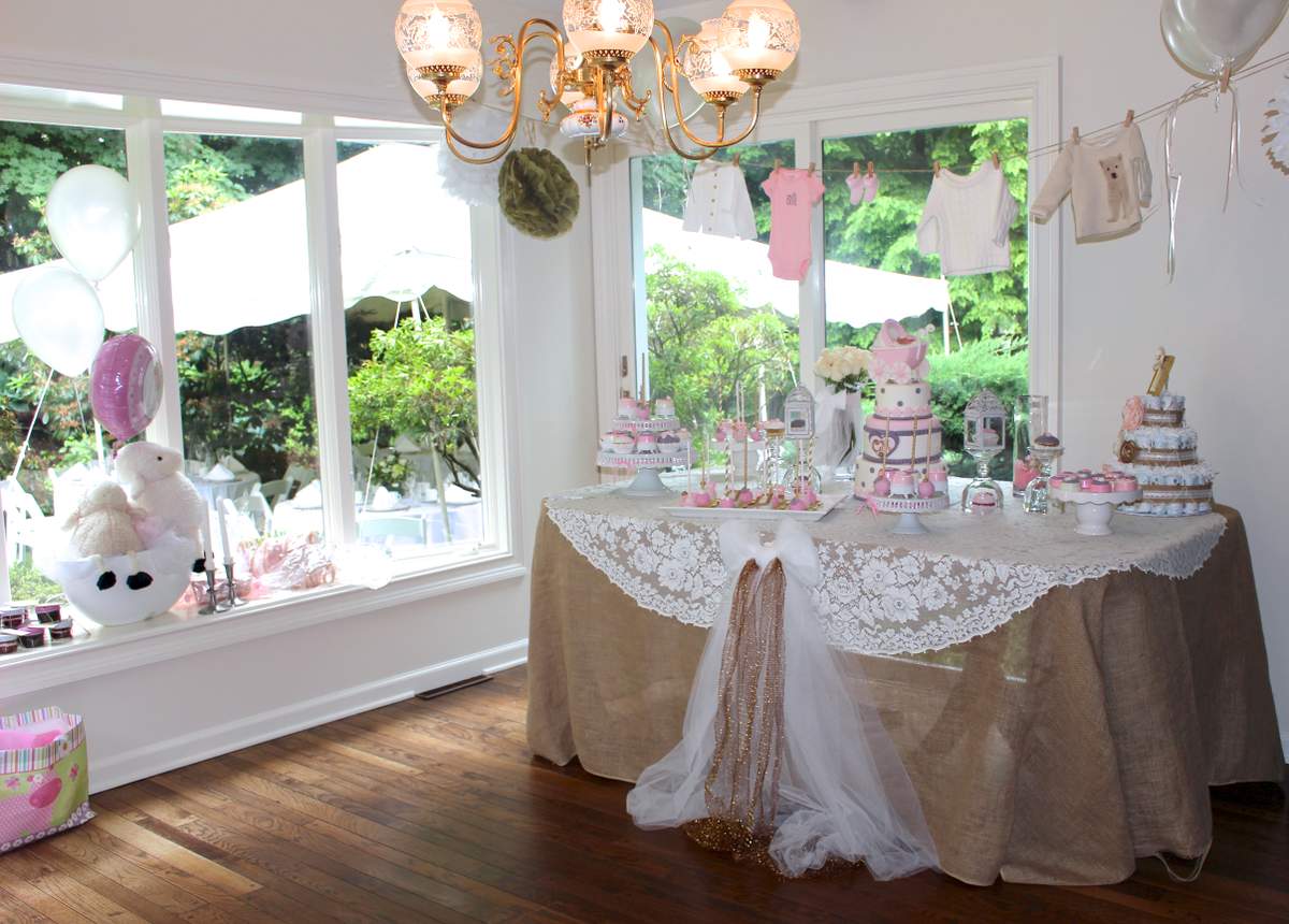 Pia Michelsen Baby Shower - Elegant & Chic in White