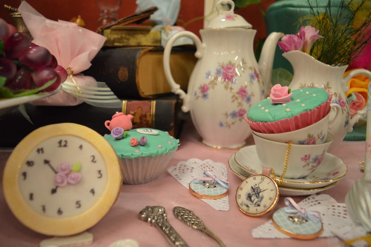 Alicia a través del espejo en rosas shabby chic - "Alicia a través del espejo"