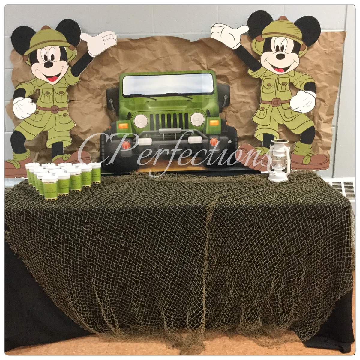 Safari Mickey birthday party - Mickey Mouse