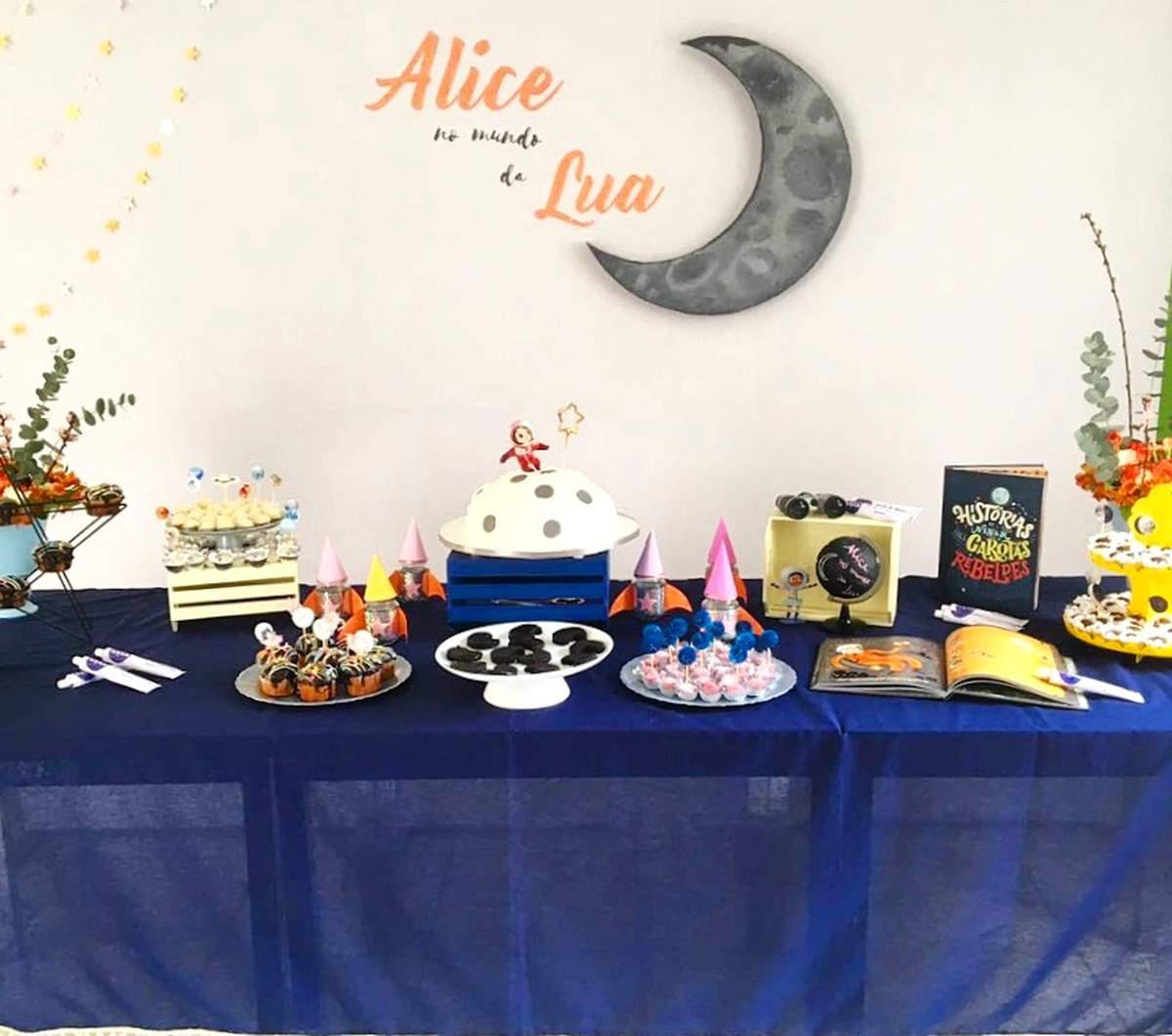 Alice no mundo da Lua - Moon / Space / Astronaut