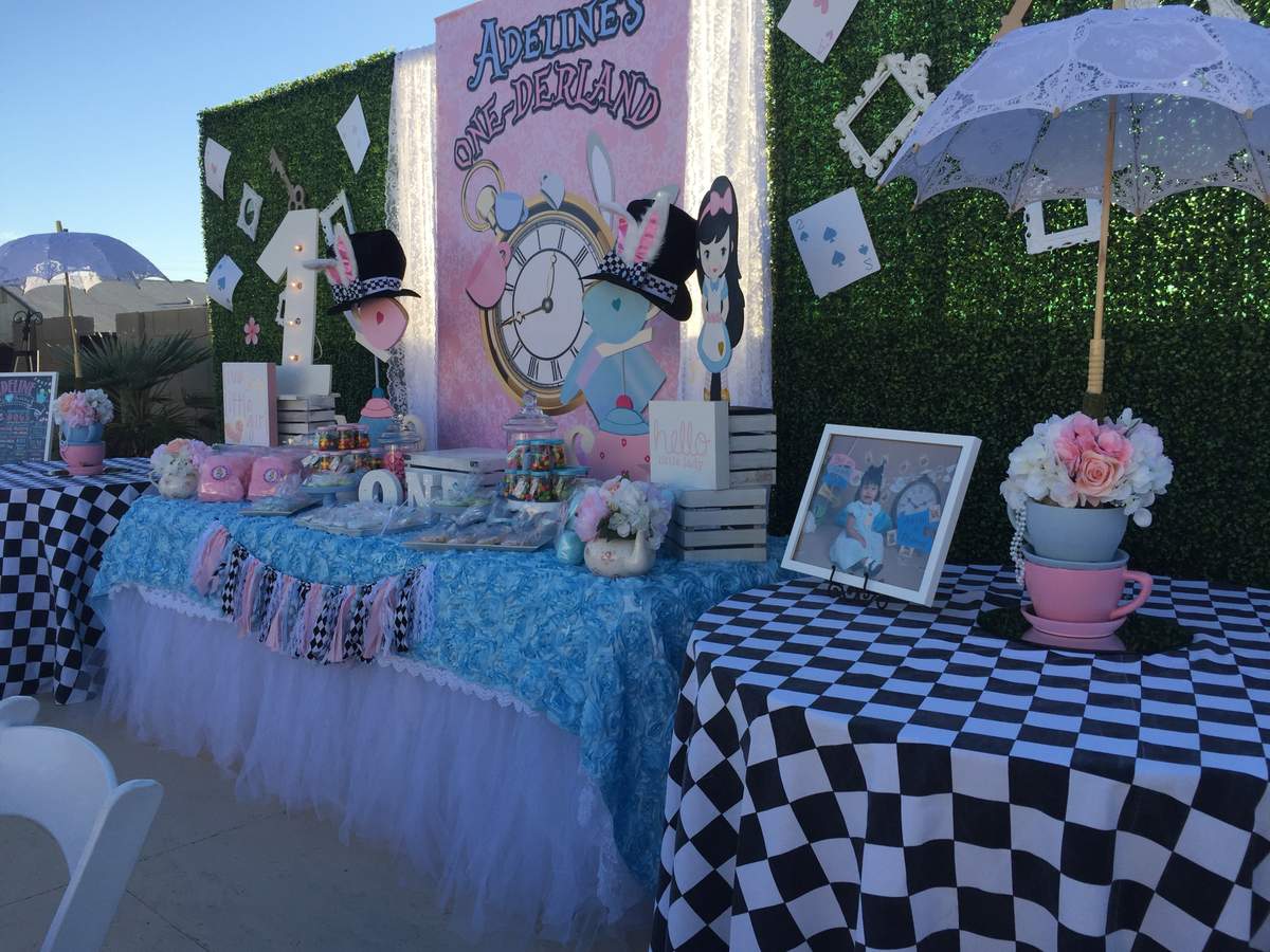 Adeline's in wonderland - Alice in onederland 