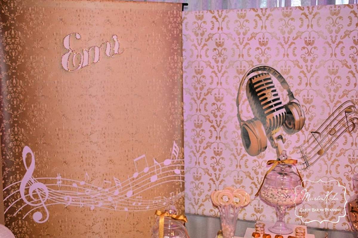 XV años de Emi - Musical dorado y blanco