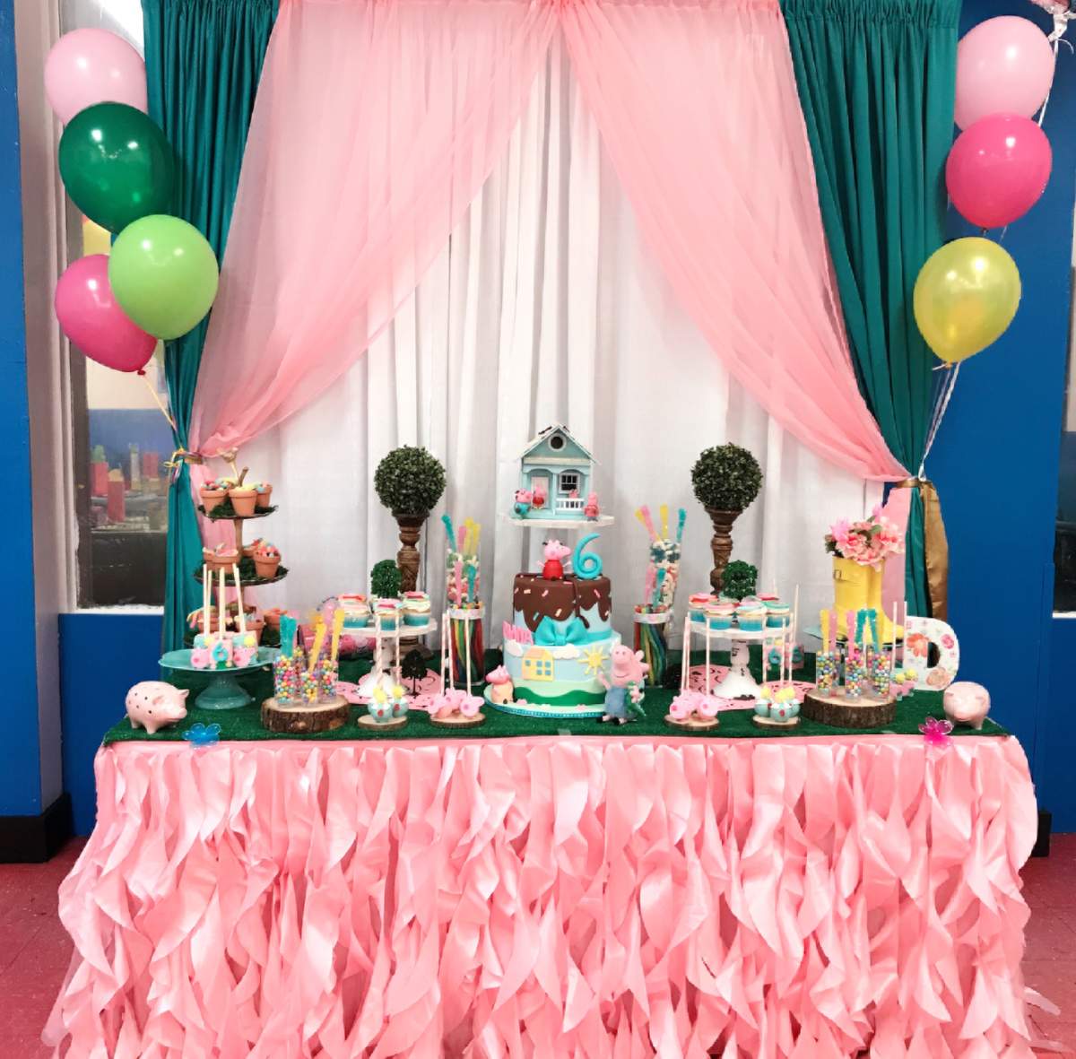 Damia & Peppa Pig Birthday Party Fun - Peppa Pig & Damia Playhouse 