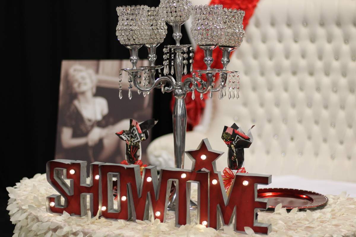 It's SHOWTIME  - Hollywood 