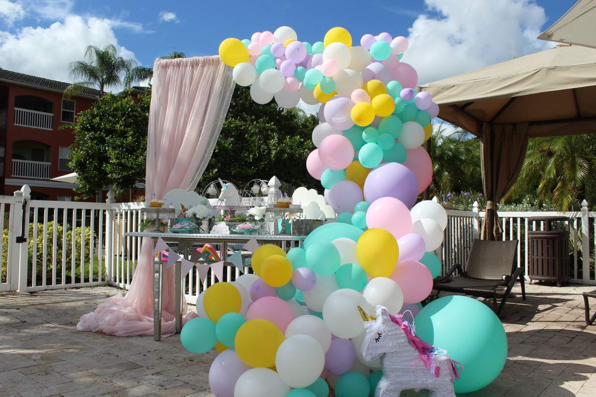 Sariah’s magical unicorn pool party - Unicorn princess 