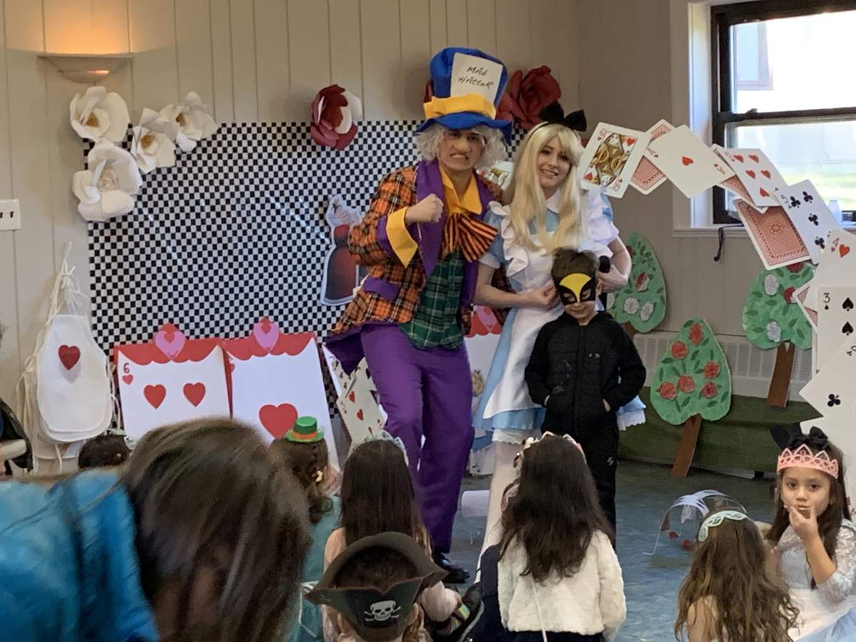 Alice In Wonderland and tea party with mad hatter - Alice in wonderland 
