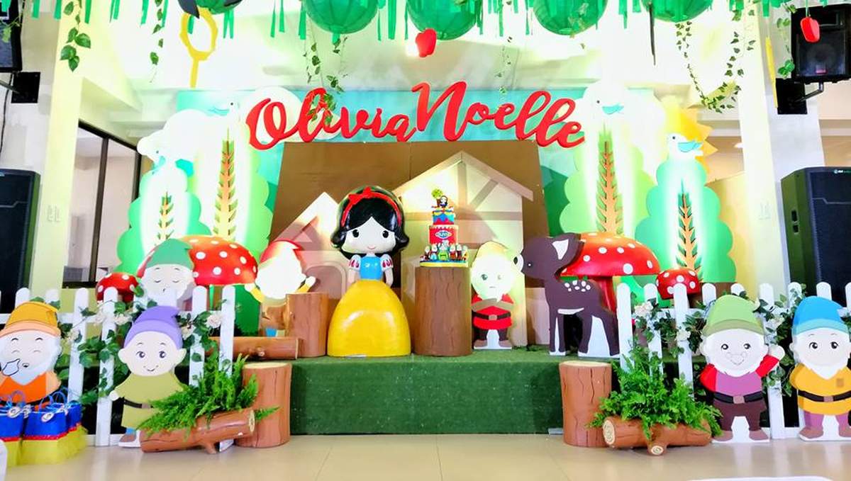 Olivia's Snow White birthday party - SNOWHITE AND THE SEVEN DWARFS THEMED PARTY