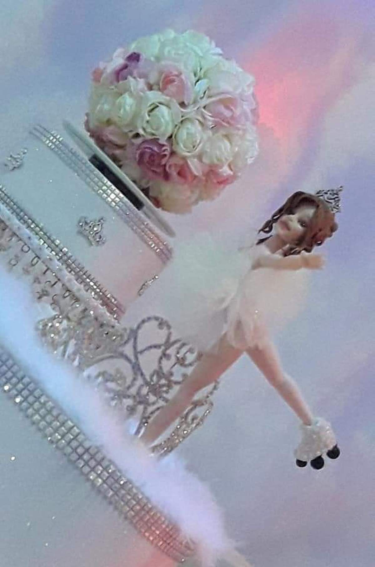 Quinceañera que ama las coronas y patinar - Quinceanera