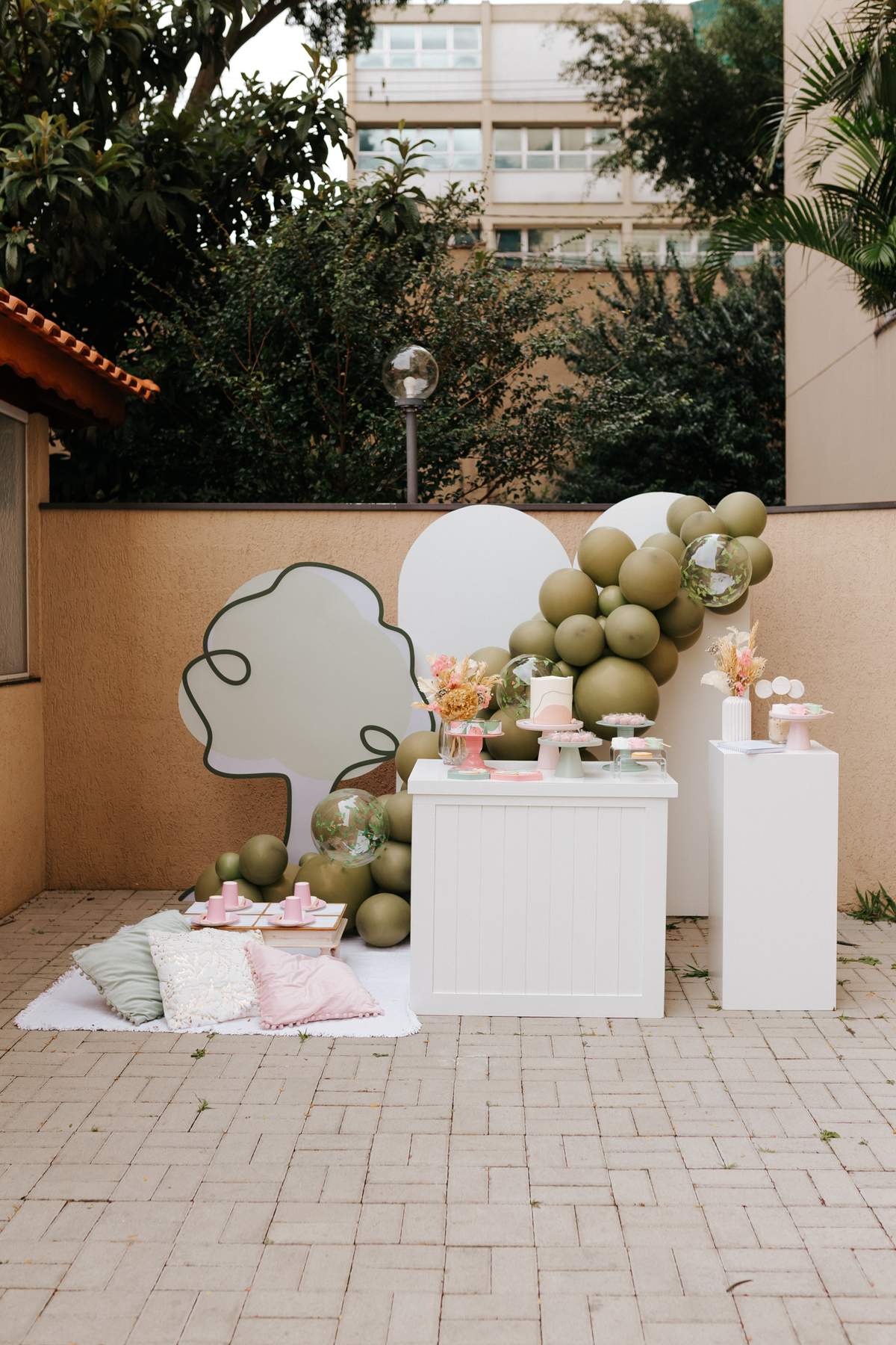 Mayumi's Art-Themed Birthday Party  - Logomarca